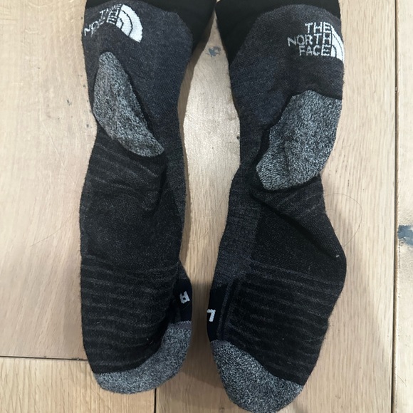 *NWOT* The North Face Hiking Quarter Socks - Picture 2 of 3